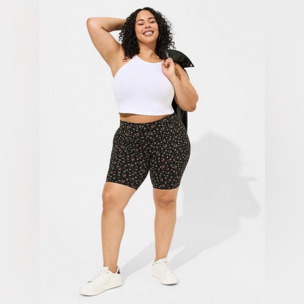 🆕 torrid 9 inch Black Floral Bike Shorts with Pockets NWT